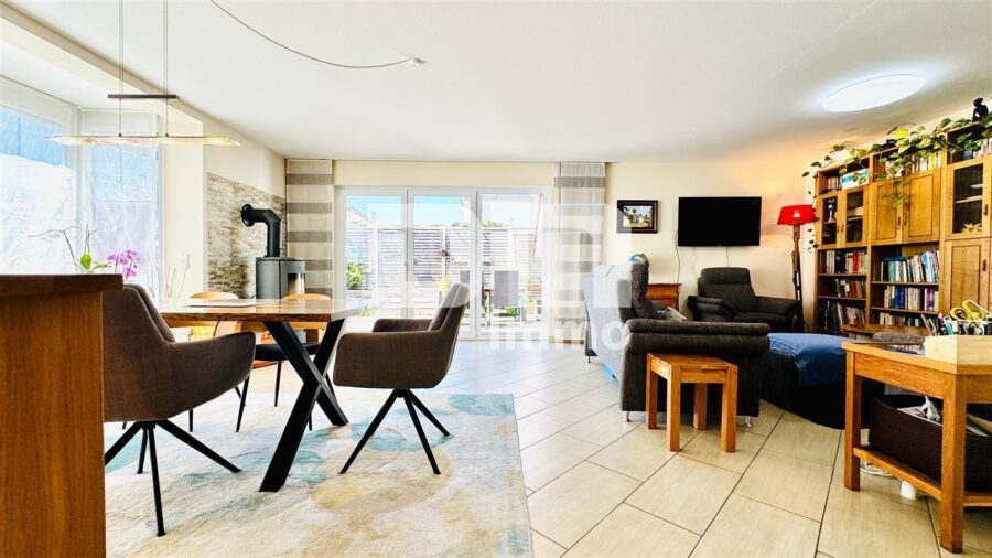 Modernes Familienglück nahe KfW 55-Standard mit Terrasse, Carport und Parkplatz - EG Wohn / Essbereich / Zugang Terrasse / Kamin